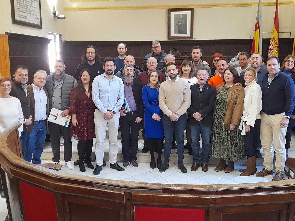 Autoridades y representantes vecinales, tras a aprobación.