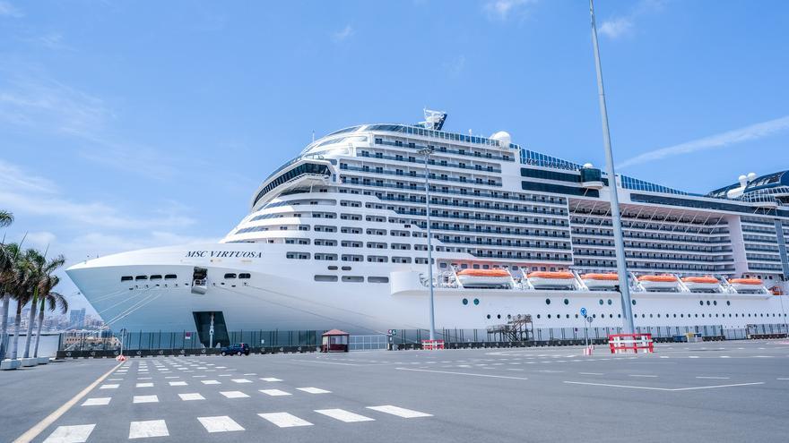 Dos megabuques de lujo en la antesala de la temporada de cruceros en La Luz