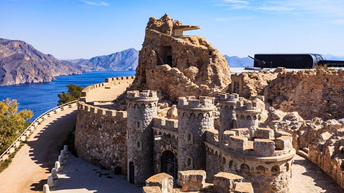 El mirador más bonito del Mediterráneo parece un castillo, pero es un antiguo bastión militar escondido en Murcia