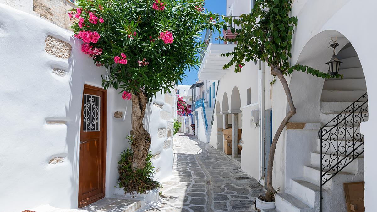 Las callejuelas de Parikia, en Paros, muestran la cara más tranquila y luminosa de las Cícladas.