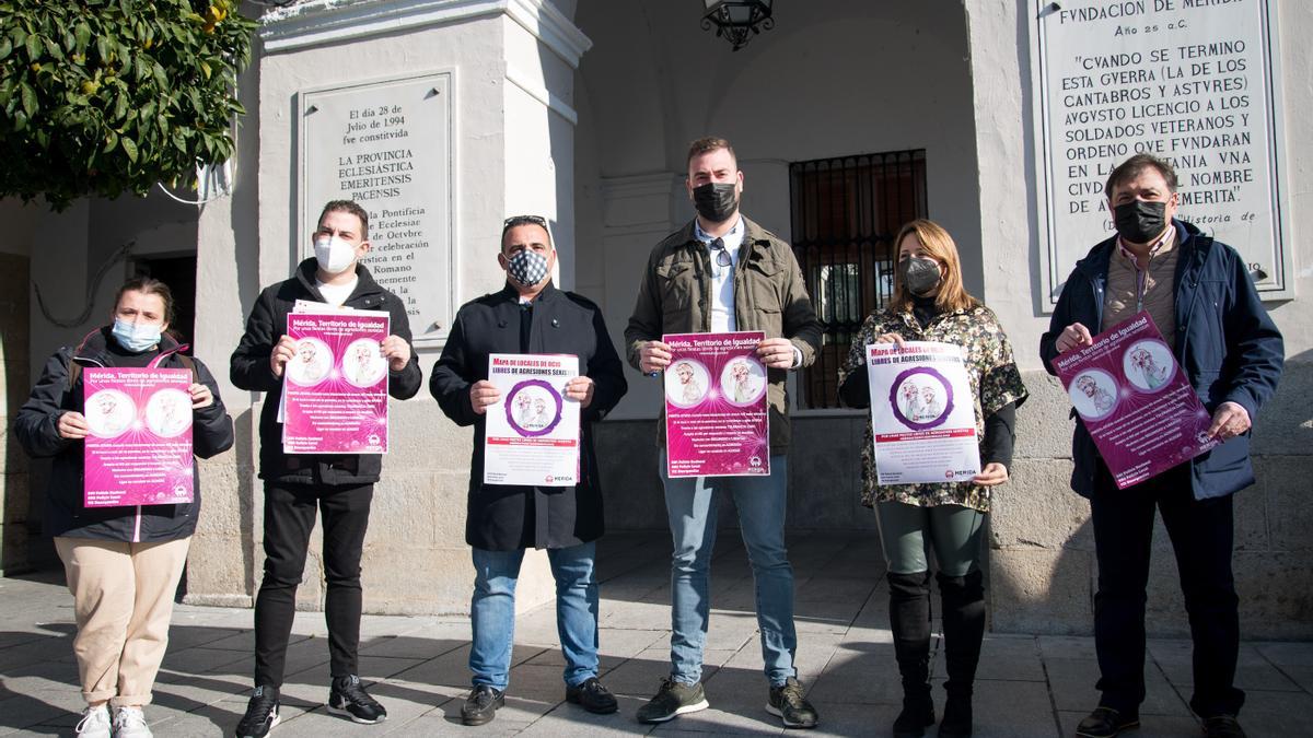 Presentación de la campaña contra las agresiones sexistas, ayer, a las puertas del ayuntamiento.