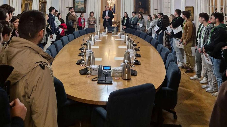 A prisión un guía del Parlamento valenciano por agredir sexualmente a una menor durante una visita escolar