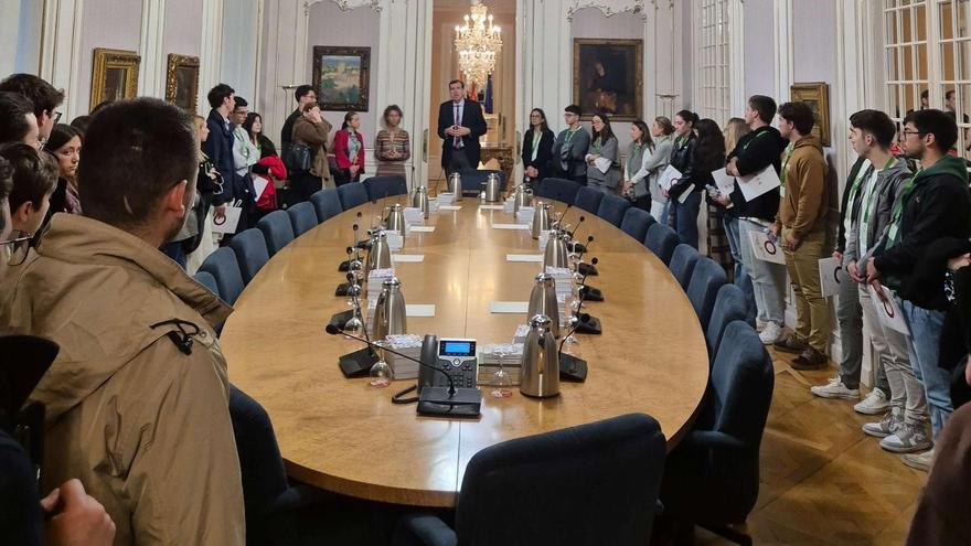 El programa concluyó con una visita guiada al Palau de Les Corts, donde los alumnos pudieron apreciar el entorno en el que se desarrollan las dinámicas políticas y legislativas de la comunidad autónoma.