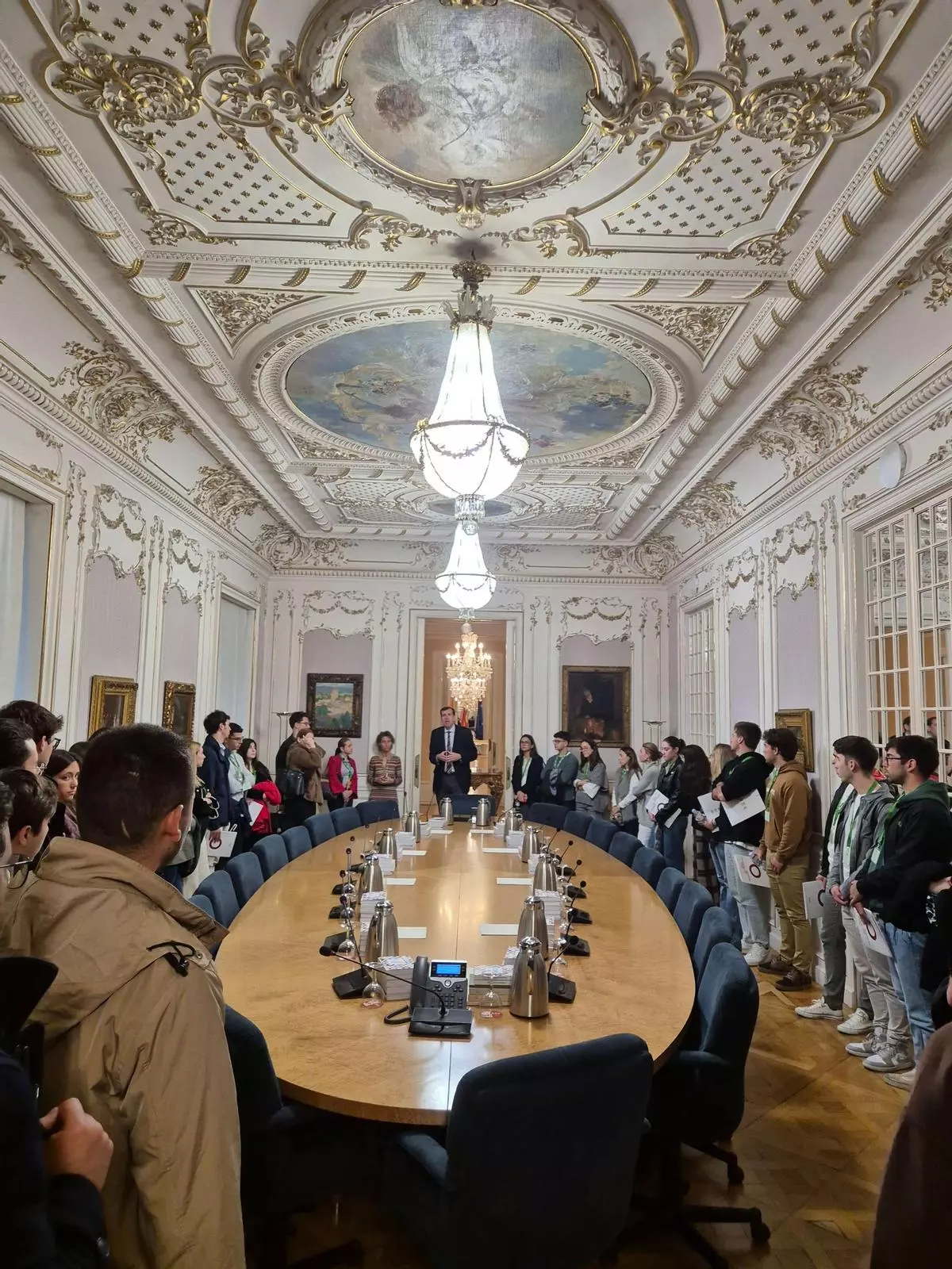 Forjando profesionales del Derecho en contextos reales: la visita a las cortes valencianas