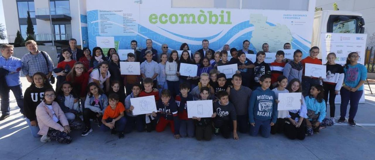 Escolares de Guadassuar, con responsables del consorcio y de Recyclia, en la jornada inicial de la campaña de recuperación de RAEE.