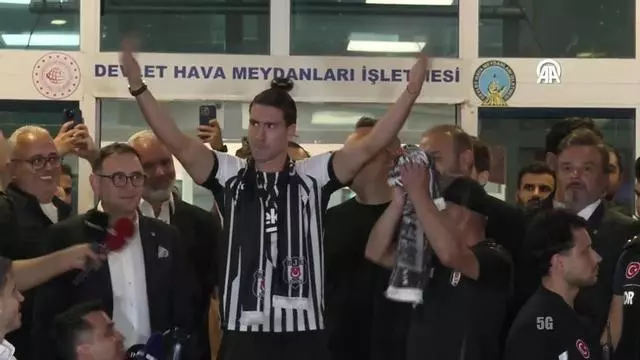 Vlahovic, recibido como un héroe en Turquía