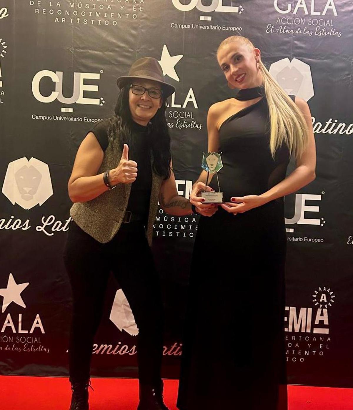 Lisbeth Freites, a la izquierda, tras la recepción del galardón.