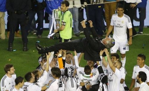 Los jugadores del Real Madrid celebran la victoria en la final de la Copa del Rey