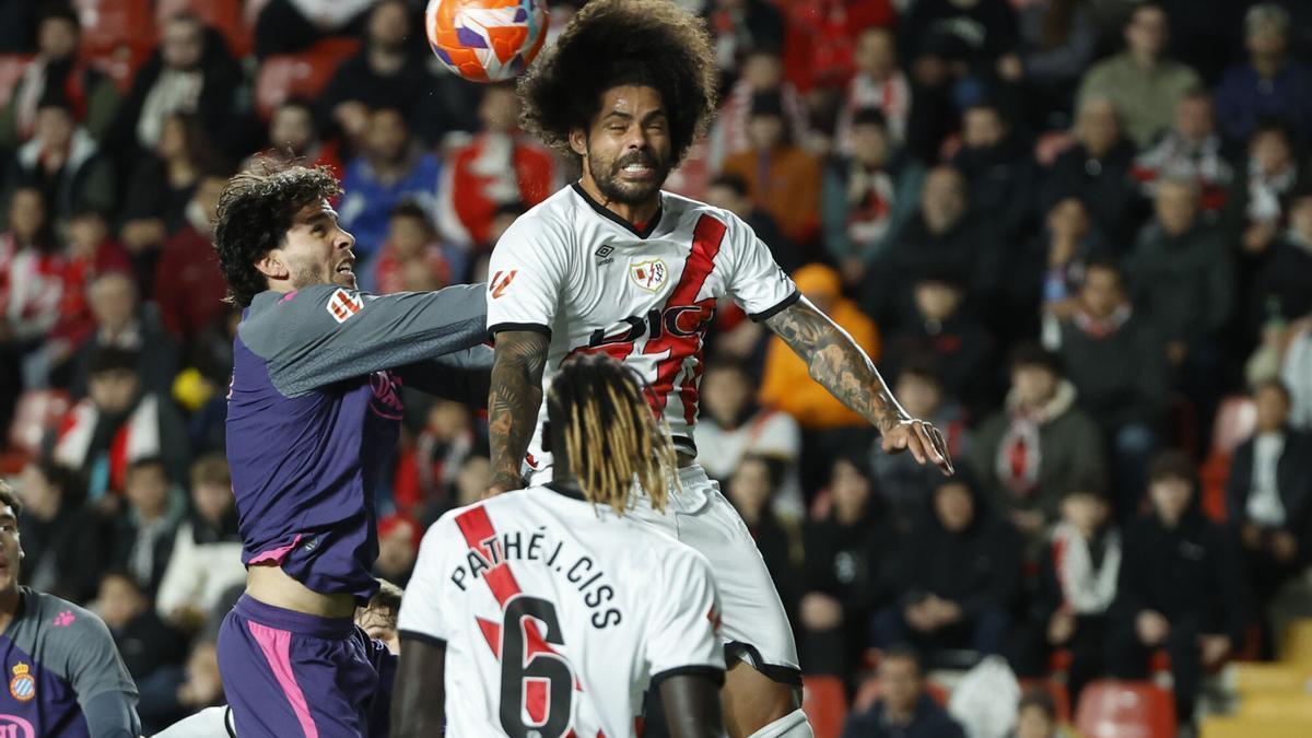 Aridane Hernández disputa un balón en un partido de LaLiga EA Sports entre el Rayo y el Espanyol