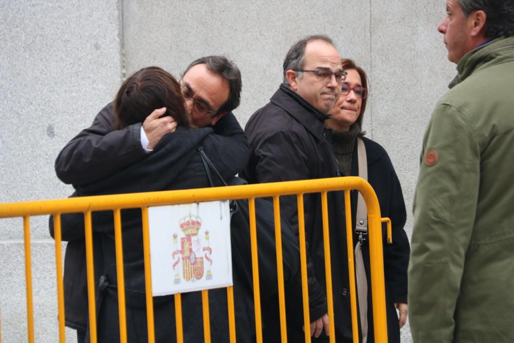 Jordi Turull i Josep Rull, acomiadant-se de les seves parelles a l'arribada al Tribunal Suprem