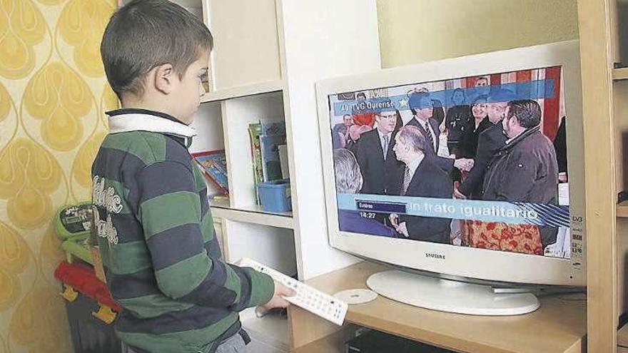 Un niño ve la televisión en su domicilio. // I. Osorio