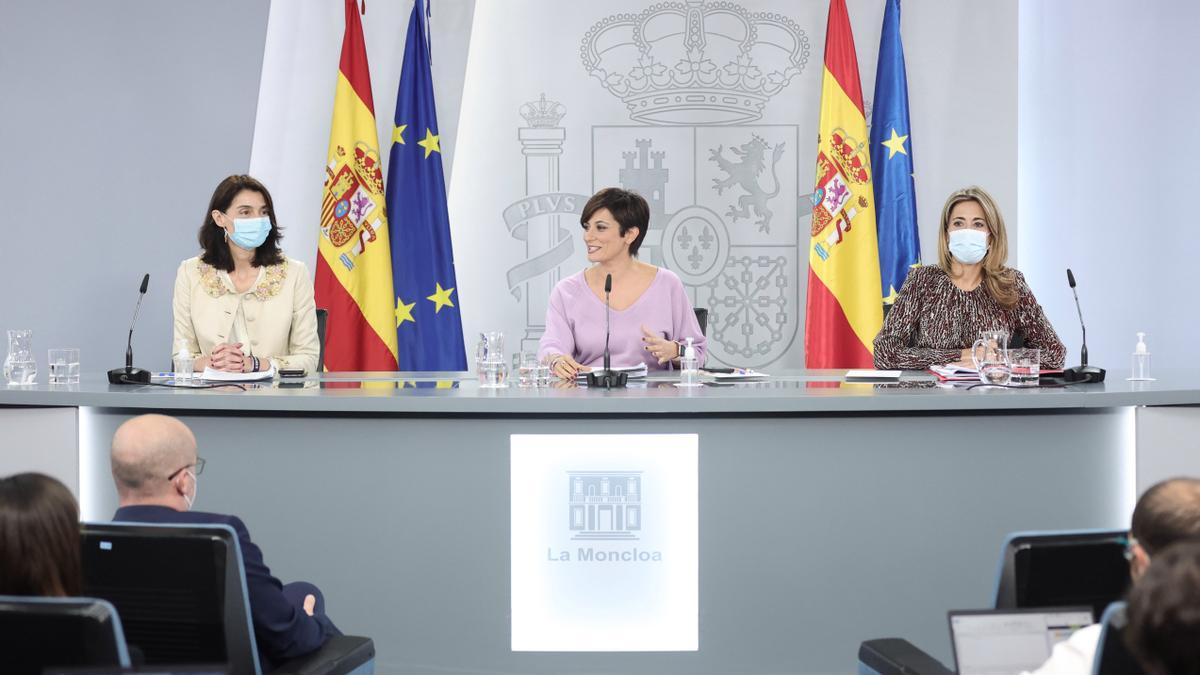 La portavoz del Gobierno, Isabel Rodríguez, flanqueada por las ministras de Justicia, Pilar Llop, y de Transportes, Raquel Sánchez, durante la rueda de prensa posterior al Consejo de Ministros de este 19 de octubre de 2021, en la Moncloa.