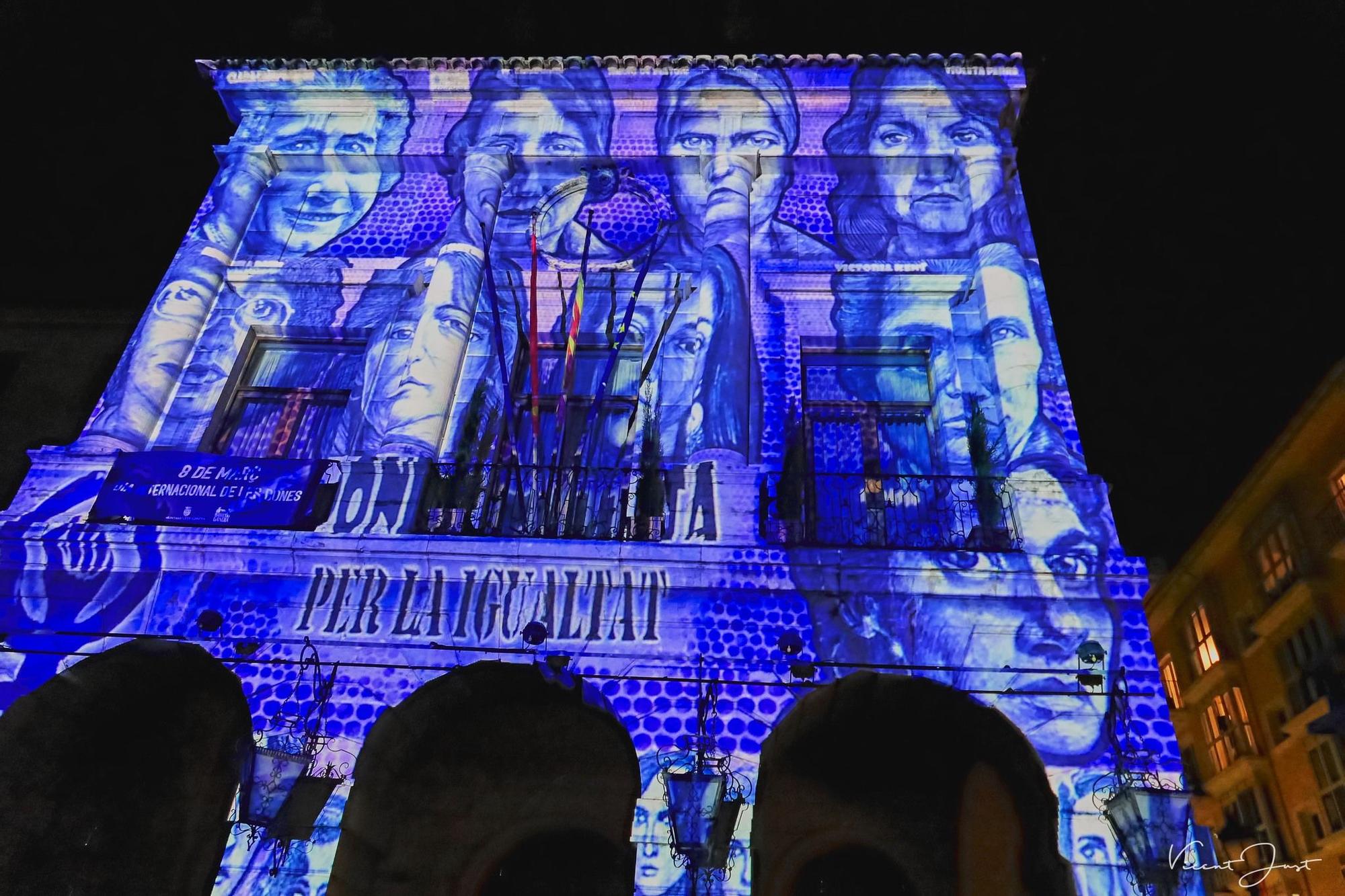 El espectacular videomaping en la fachada del Ayuntamiento de Gandia por el Dia de la Dona