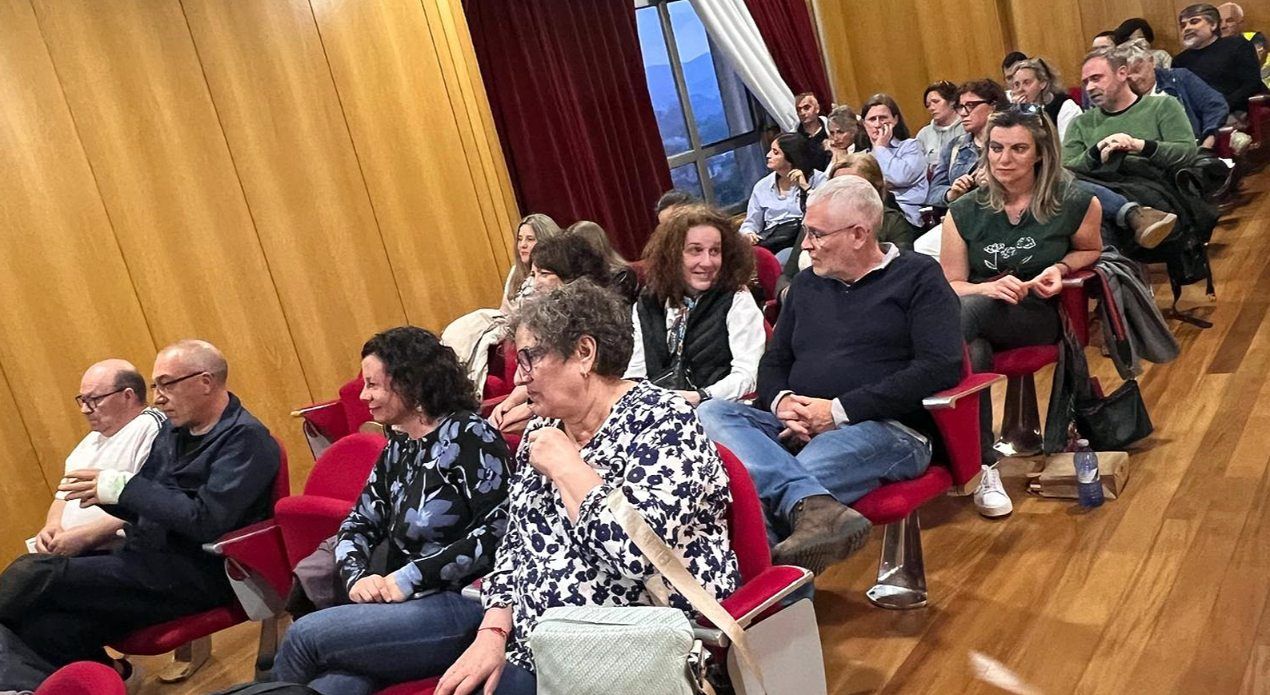 El acto de presentación de «As trobadoras silenciadas», segundo poemario de la viguesa Clara Pino, con ilustraciones de la valguesa Ángeles Garrido.