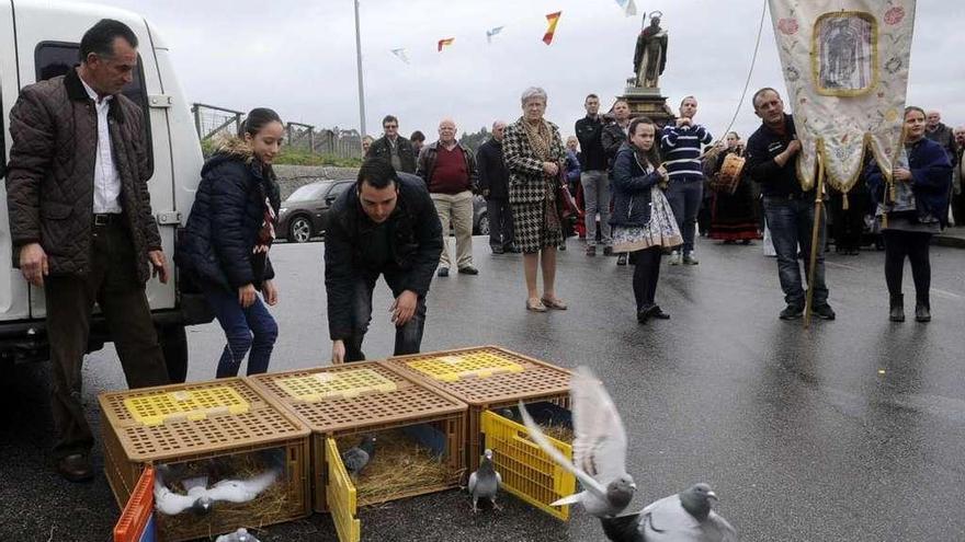 Suelta de palomas mensajeras durante las fiestas de San Antón el pasado año.  // Noé Parga