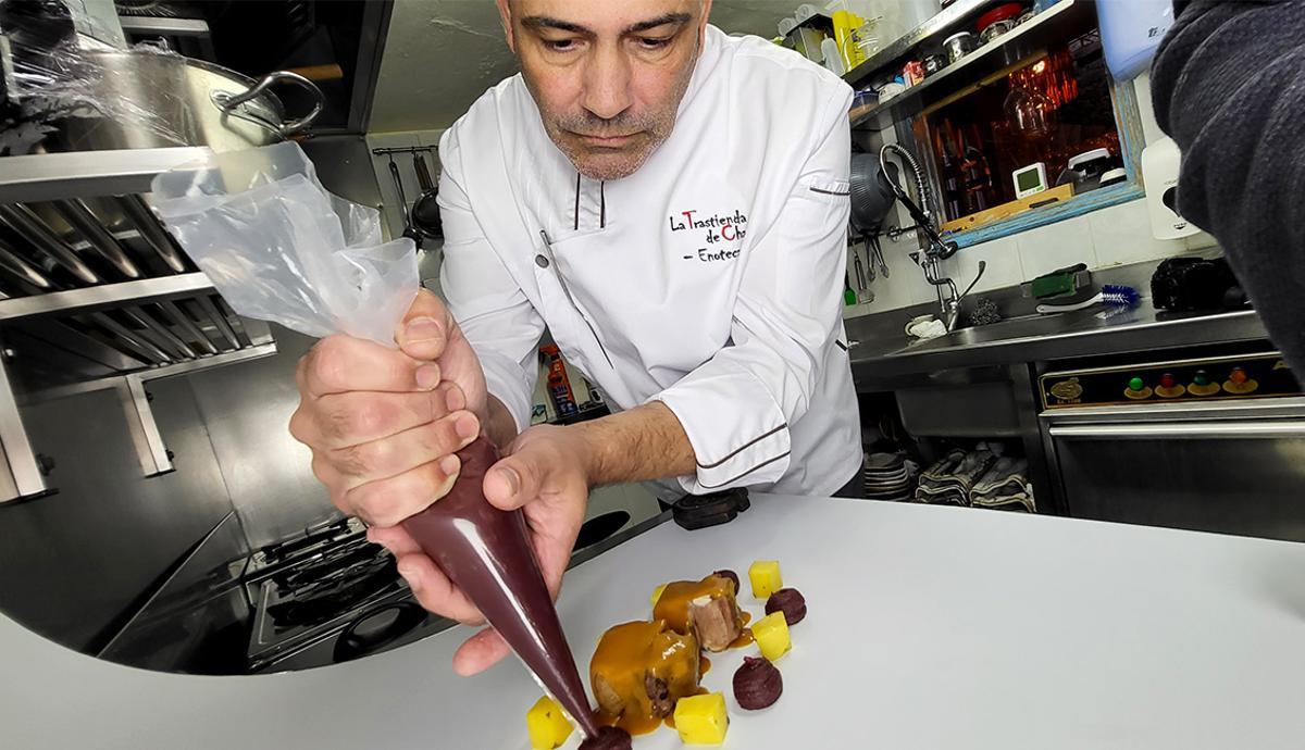 En la cocina de reducidas dimensiones del local que antes fue tienda de aceite y vinagre, Carmelo monta el plato para la sesión fotográfica. 