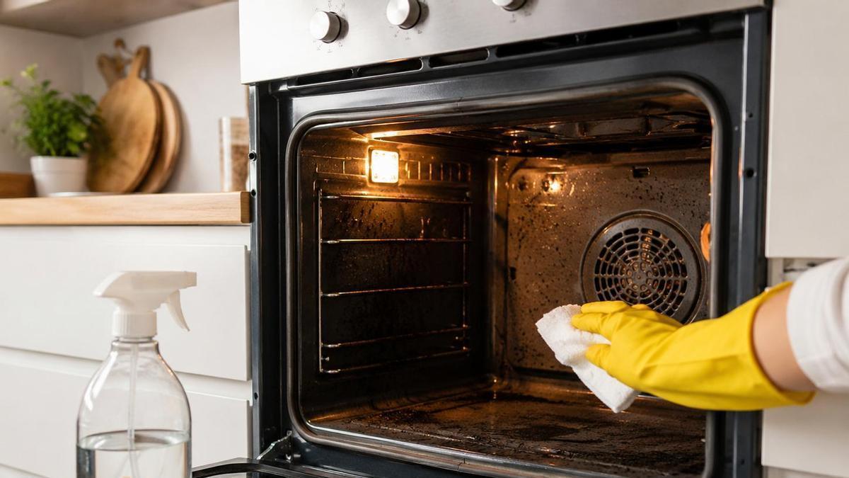 Adiós a la suciedad: el truco casero que está revolucionando la limpieza del horno en los hogares