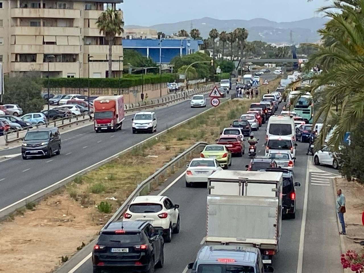 Todas las imágenes del atasco que colapsa la ciudad de Ibiza