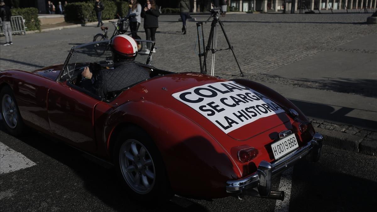 Un coche histórico, contra la medida de Colau de vetar vehículos contaminantes en Barcelona.