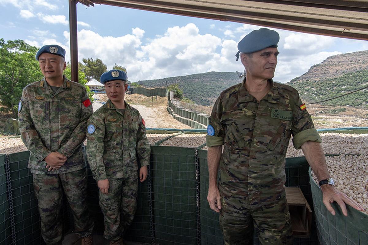 El general español Aroldo Lázaro, jefe de la misión FINUL, visita el puesto de observación 5 10, de militares chinos, junto a la localidad libanesa de Hanniyeh, el pasado 10 de julio