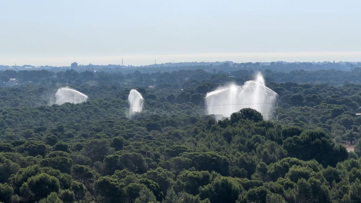 Cañones de agua en marcha en el paraje natural La Vallesa de Paterna