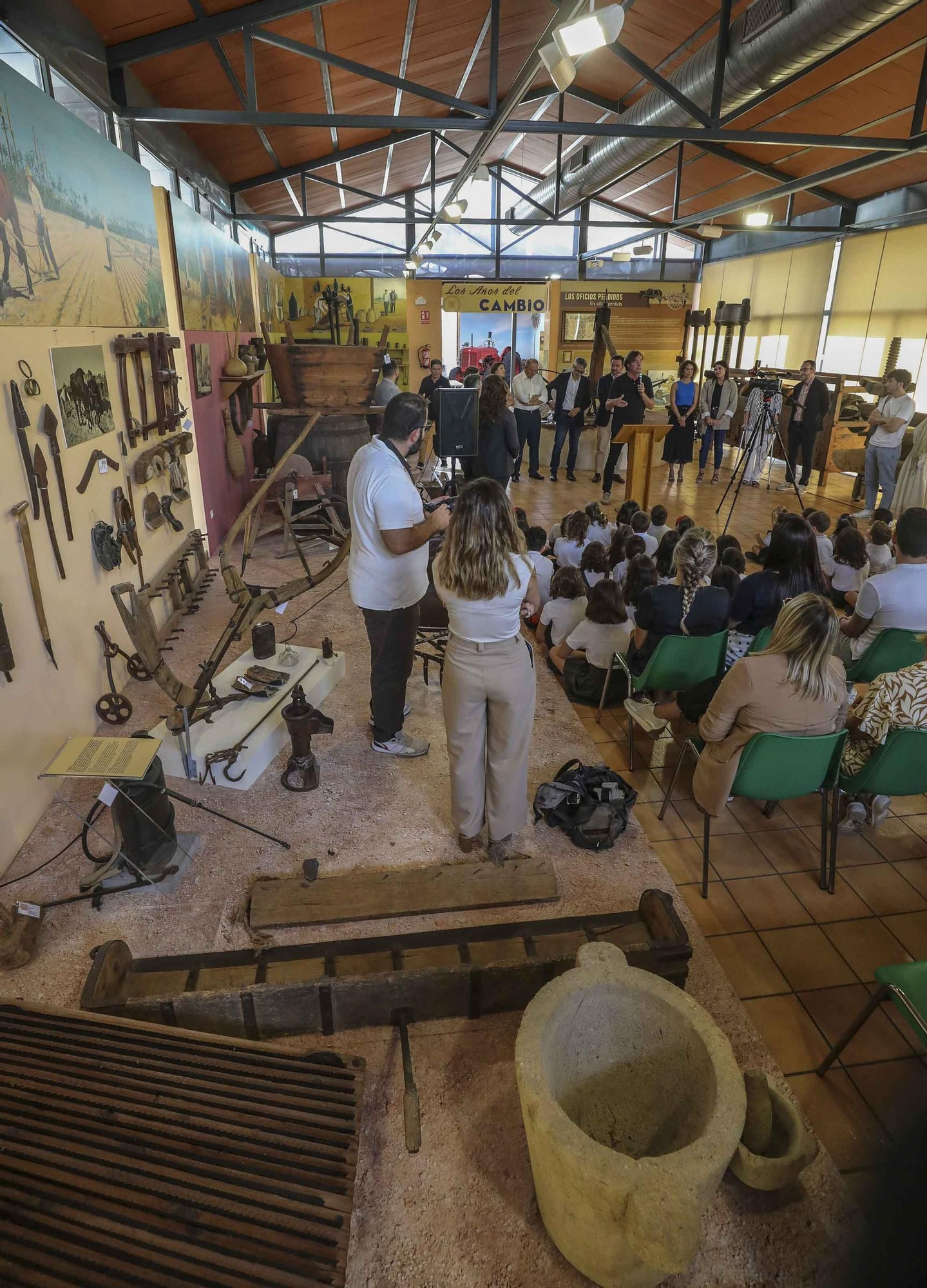 Niños con alma de guia turistica en el museo de pusol Elche