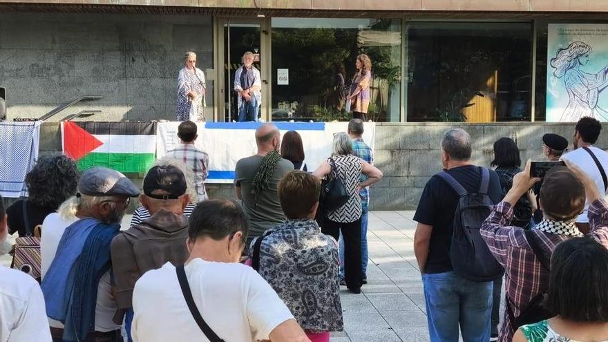 Cerca de un centenar de personas se concentra en Cangas para recibir a Benito González, integrante de la flotilla de Gaza