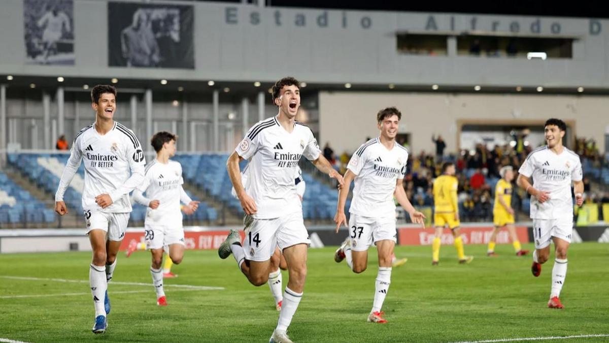 Los jugadores del Real Madrid celebran el gol de Jacobo Ramón contra el Alcorcón.