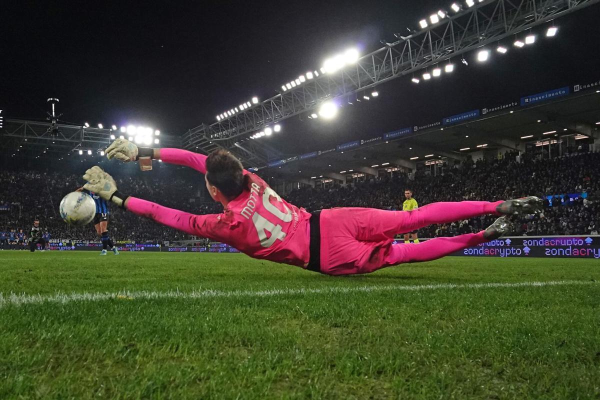 Edoardo Motta, de la Lazio, le para un penalti a Charles De Ketelaere, de la Atalanta, en las semifinales de la Coppa Italia