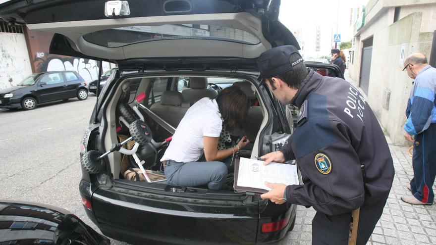 Ni delante, ni en el maletero del coche: las reglas de oro para atar a la vida a los niños