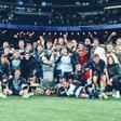 Jugadores y técnicos del Celta celebran la victoria en el Bernabéu. | RCCV