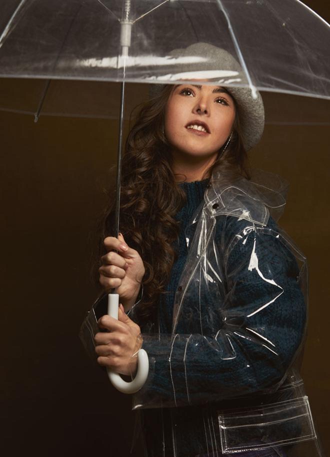 La modelo Marián Ávila con look impermeable