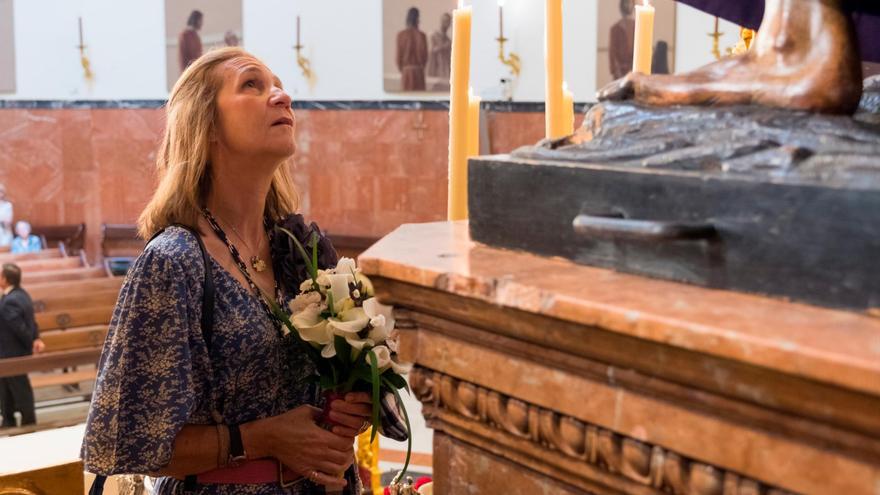 La Infanta Elena visita la Basílica del Gran Poder