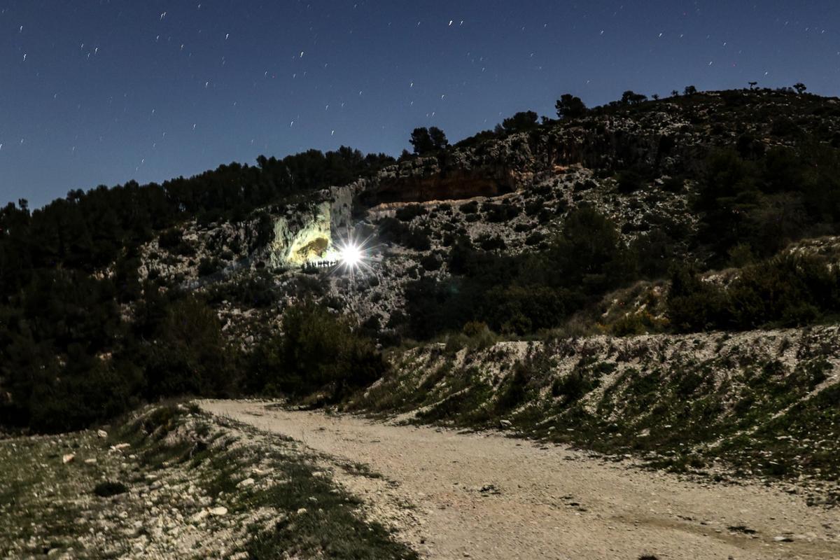 El segundo grupo de la visita noctura a las pinturas rupestres el pasado domingo, visto desde el punto de encuentro