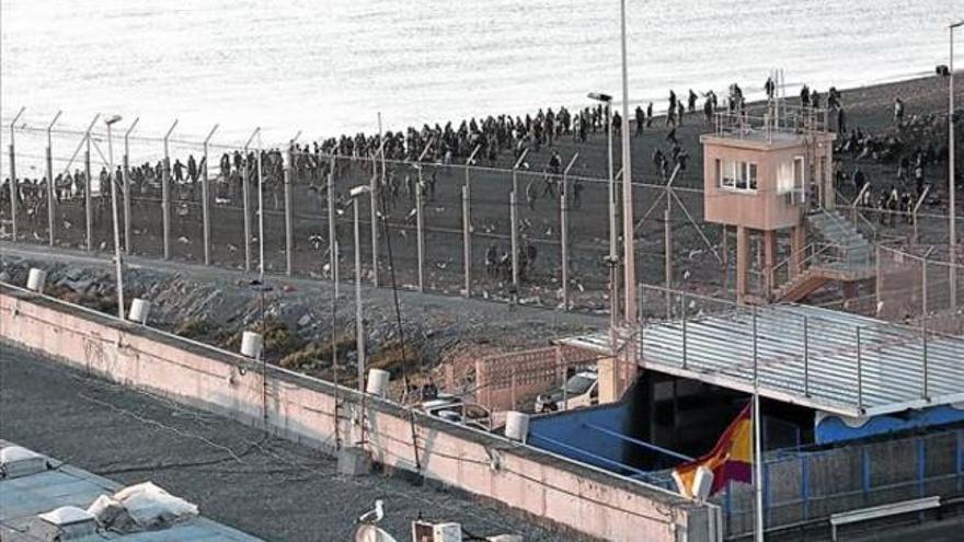 Más de 150 subsaharianos entran en Ceuta tras un asalto masivo a la valla