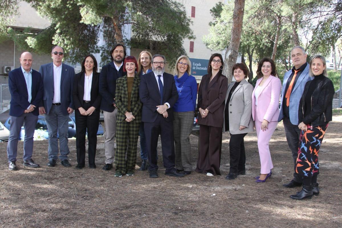 Guillermo Díaz junto a su equipo tras presentar su candidatura al Rectorado.