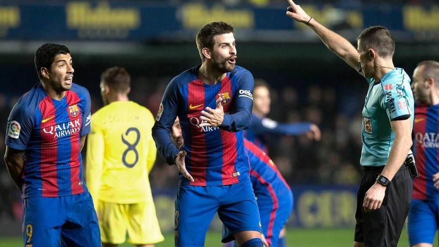 Piqué y Luis Suárez protestan a Iglesias Villanueva en el Villarreal-Barcelona.