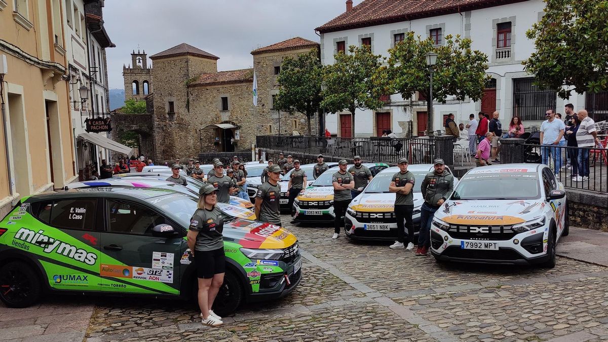 Los trece coches y equipos participantes en la copa Volan Fapa en su presentación en Salas.