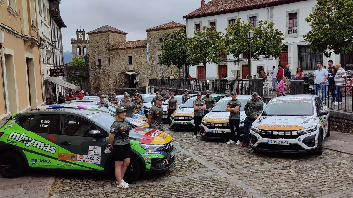 Los trece coches que participan en la Volan Fapa se mostraron en Salas, el concejo “más racing”