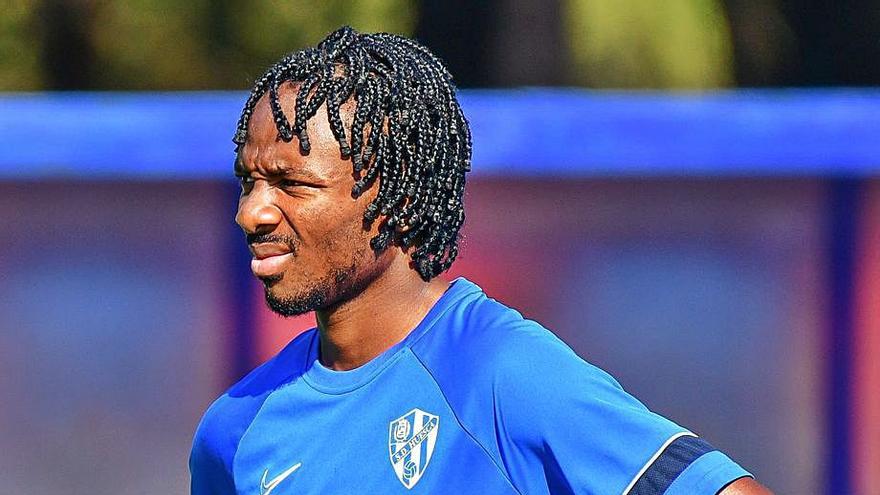 Nwakali descansa durante un entrenamiento del Huesca.