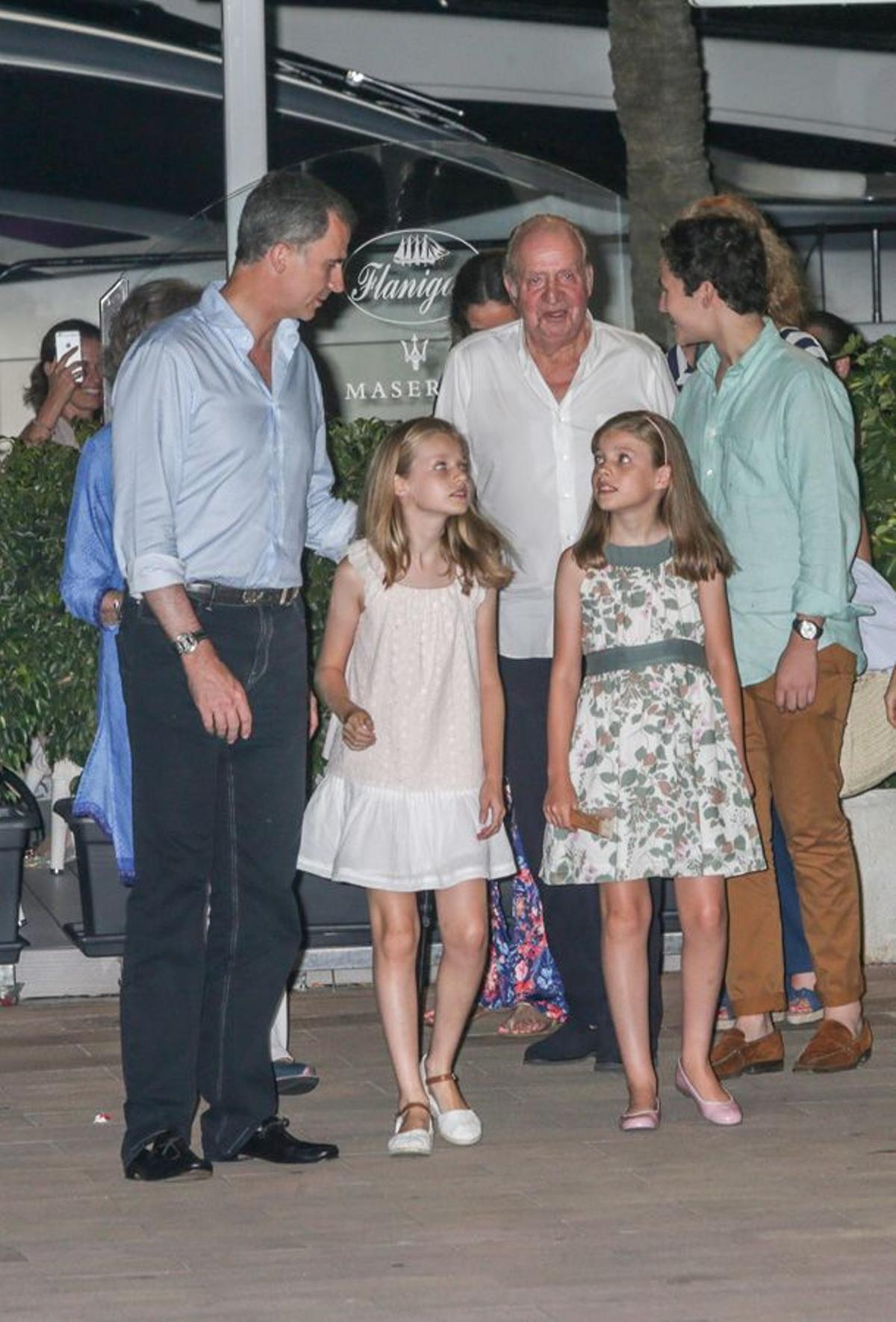 Felipe VI junto a sus hijas y el Rey Juan Carlos