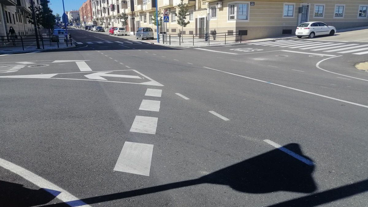 Lugar donde se construirá la nueva rotonda entre la calle Brasil y la avenida Monseñor Riberi, en Coria.