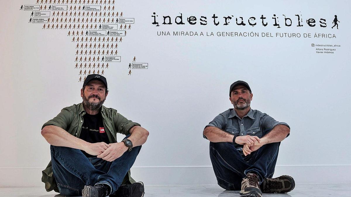 De izquierda a derecha, el fotógrafo Alfons Rodríguez y el periodista Xavier Aldekoa, ayer, en Casa África, en la presentación de la muestra ‘Indestructibles’.