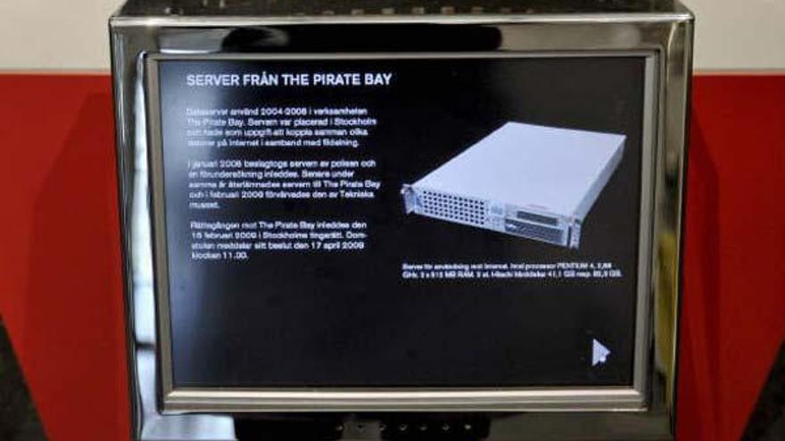 El museo Técnico de Estocolmo muestra el primer servidor de la página web de internet &quot;The Pirate Bay&quot; en Suecia, hoy jueves 17 de abril. La policía confiscó este aparato durante una redada el año pasado y lo entregó en febrero de 2009 al museo.