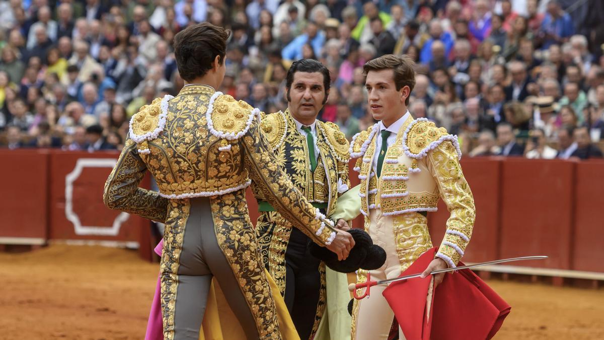 El diestro Javier Zuloeta (d) toma su alternativa apadrinado Morante de La Puebla (c) y Roca Rey (i) como testigo.