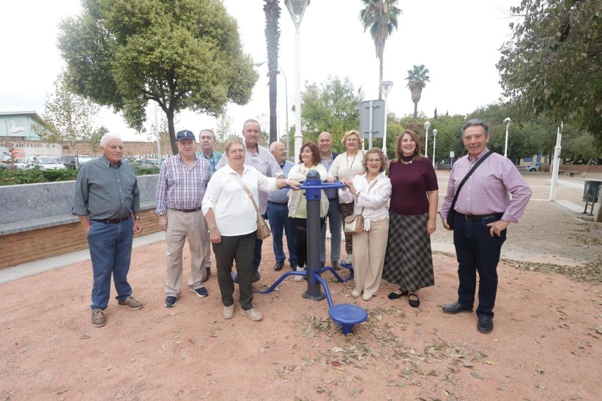 La concejal Eva Contador con un grupo de personas que ha asistido a la apertura del nuevo parque biosaludable en la calle Montellano, en la zona de Levante.