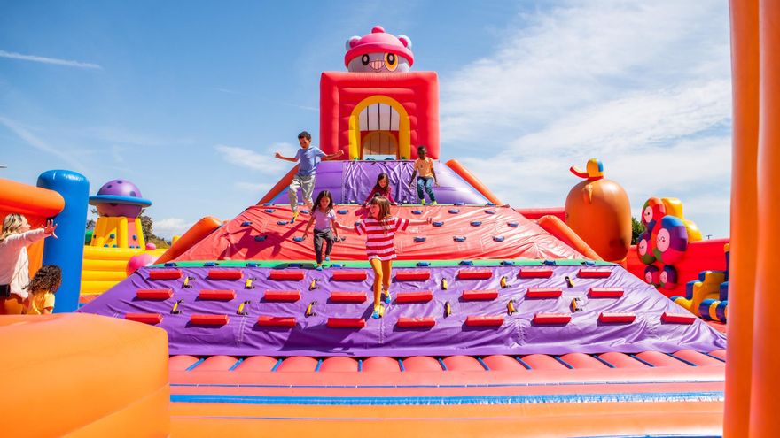 Atención familias: acaba de abrir en Cantabria el mayor parque hinchable del mundo (y es como cuatro piscinas olímpicas)