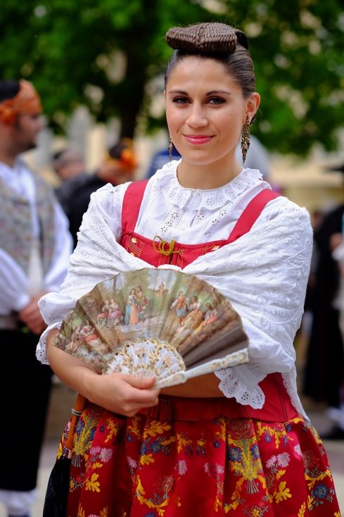 Mujer vestida con la indumentaria tradicional fragatina y su característico peinado.