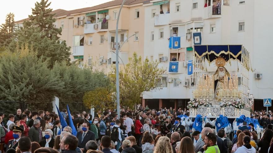 El palio de la Misericordia, entre el fervor de su barriada.