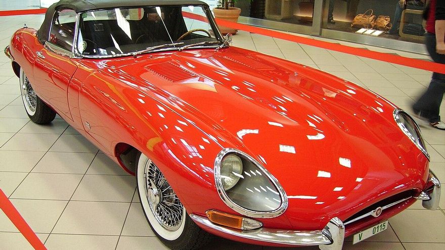 De clásicos a últimos lanzamientos: Santiago acoge una exposición con más de cien coches icónicos